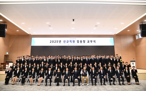 ▲ 신규직원 임용장 교부식.