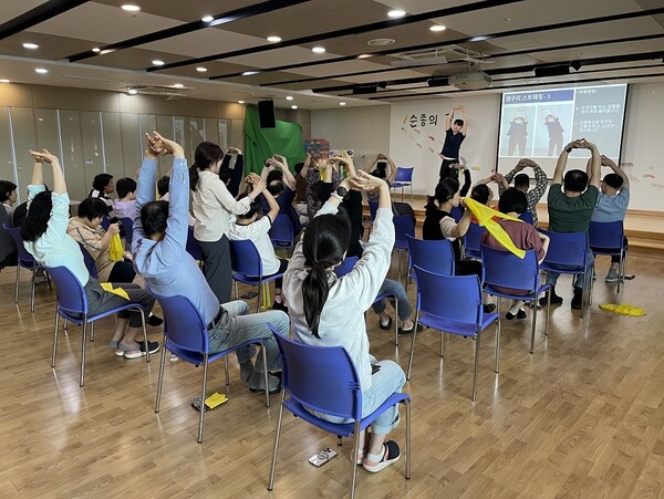 ▲ 성남시 발달장애인주간보호시설 이용자를 대상으로 집에서도 할 수 있는 스트레칭 운동법을 교육하고 있다.