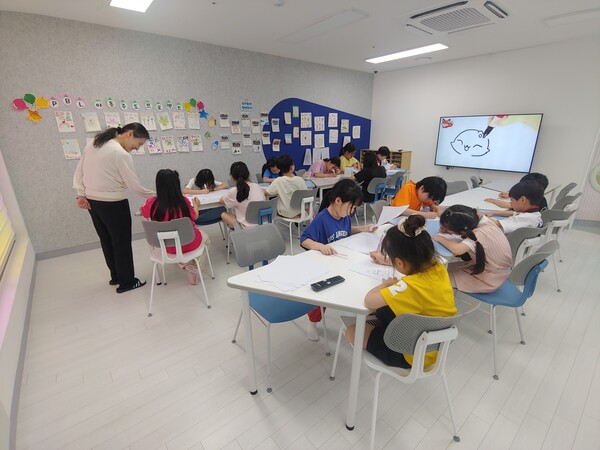 ▲ 신중년 사회공헌활동 지원사업 아동돌봄 모습.