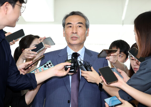 ▲ 김건희 의혹을 수사하는 민중기 특별검사가 지난 7월 1일 오전 서울 서초구 사무실로 출근하며 취재진의 질문에 답하고 있다. /뉴시스