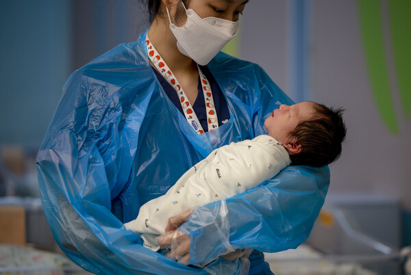 ▲ 경기 고양시 CHA의과학대학교 일산차병원 신생아실에서 간호사가 신생아들을 돌보고 있다. /뉴시스