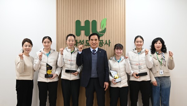 ▲ 국제대회와 전국대회에서 입상한 화성도시공사 탁구단 선수들과 HU공사 한병홍 사장이 메달과 상패를 들고 기념촬영을 하고 있다.
