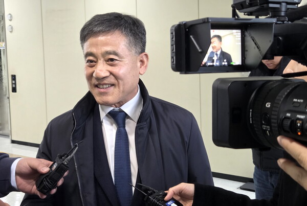 ▲ 뇌물수수 의혹을 받고 있는 정성주 김제시장이 16일 전북 전주시 전북경찰청에서 피의자 신분으로 조사를 받기 위해 장내로 들어서고 있다. /뉴시스