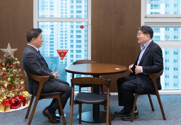 ▲ 박승원 광명시장(왼쪽)이 GH 광교 본사를 찾아 김용진 GH 사장(오른쪽)에게 광명시흥 3기 신도시, 구름산지구 등 주요 개발사업 신속한 추진을 촉구하고 있다.