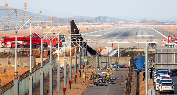 ▲ 지난해 12월 30일 전남 무안국제공항 활주로에 전날 발생한 제주항공 참사 여객기의 잔해와 동체 착륙의 흔적이 남아 있다. /뉴시스
