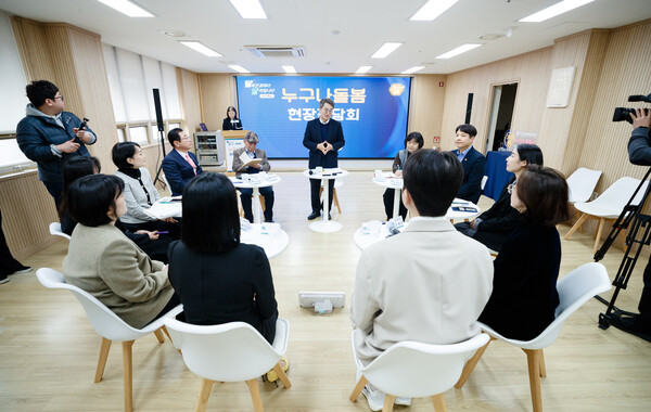 ▲ 17일 오전 하남시 미사강변종합사회복지관에서 진행된 누구나돌봄 현장 간담회에서 김동연 경기도지사가 인사말을 하고 있다.