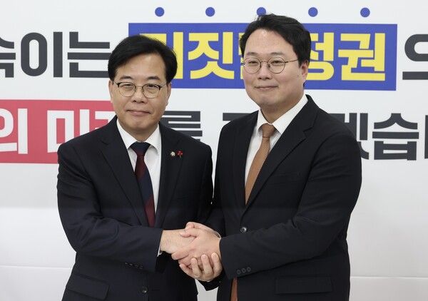 ▲ 송언석 국민의힘 원내대표와 천하람 개혁신당 원내대표가 17일 오전 서울 여의도 국회에서 ‘통일교 특검’관련 회동 전 악수를 하고 있다. /뉴시스