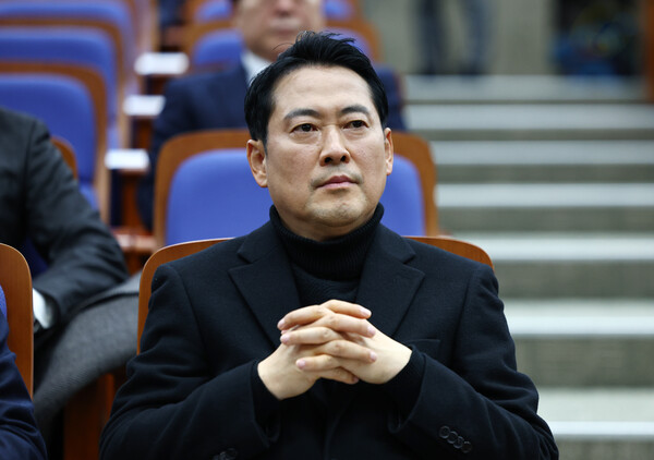 ▲ 송언석 원내대표 발언 듣는 장동혁 대표. /뉴시스