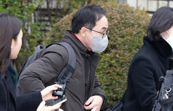 ▲ 김오진 전 국토교통부 1차관이 지난 16일 오후 서울 서초구 서울중앙지방법원에서 열린 구속 전 피의자 심문(영장실질심사)를 마친 뒤 법정을 나서고 있다. /뉴시스