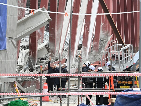 ▲ 광주경찰청 광주대표도서관 공사현장 붕괴사고 수사본부 등 유관기관이 16일 오후 광주 서구 치평동 광주대표도서관 붕괴 사고 현장에서 1차 합동 감식을 벌이고 있다. /뉴시스