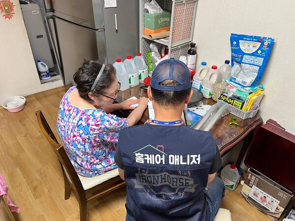 ▲ 홈케어 매니저가 지원대상 어르신 가정을 방문해 간편 집수리와 상담을 진행 중인 모습.