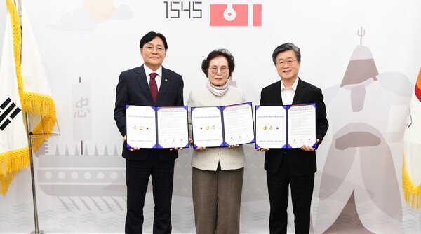 ▲ 왼쪽부터 박용철 강화군수, 소화지 대한노인회 중구지회장, 김길성 서울 중구청장.