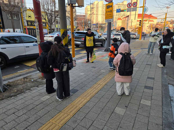 ▲ 원도심 초등학교 등굣길 교통안전점검 실시 모습.