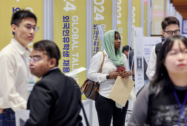 ▲ ‘글로벌 탤런트 페어’에서 외국인 유학생들이 채용관을 살펴보고 있다. /뉴시스