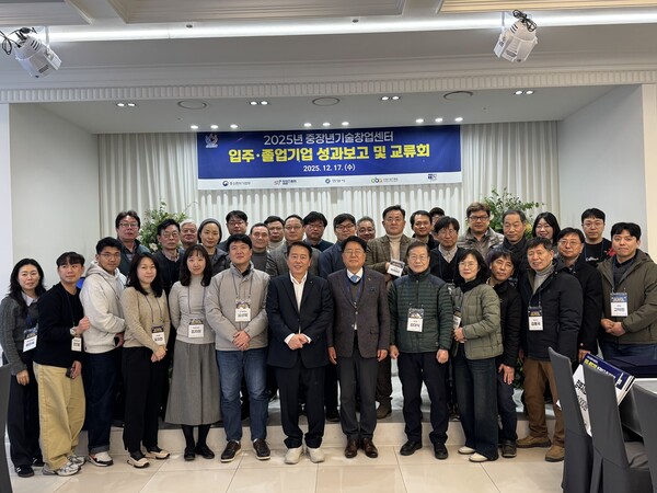 ▲ 안양산업진흥원은 17일 2025 안양 중장년기술창업센터 성과보고 및 교류회를 개최했다.