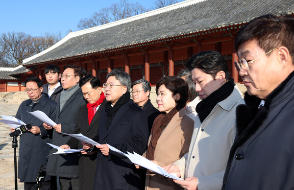▲ 국힘 문화체육관광위원회 박정하(왼쪽 네 번째) 간사를 비롯한 의원들과 정문헌(오른쪽) 종로구청장, 김길성 중구청장이 세계유산법 시행령 관련 입장 발표를 하고 있다. /뉴시스