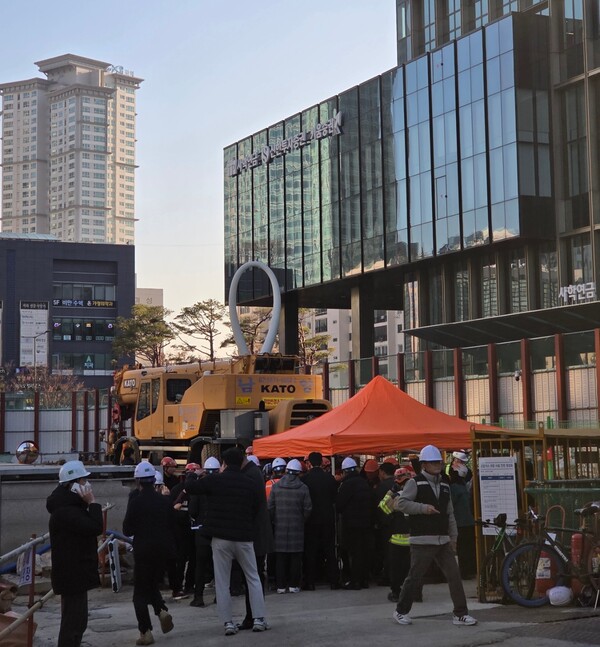 ▲ 18일 오후 1시22분께 서울 여의도역 신안산선 공사 현장에서 철근이 무너지는 사고가 발생했다. /뉴시스