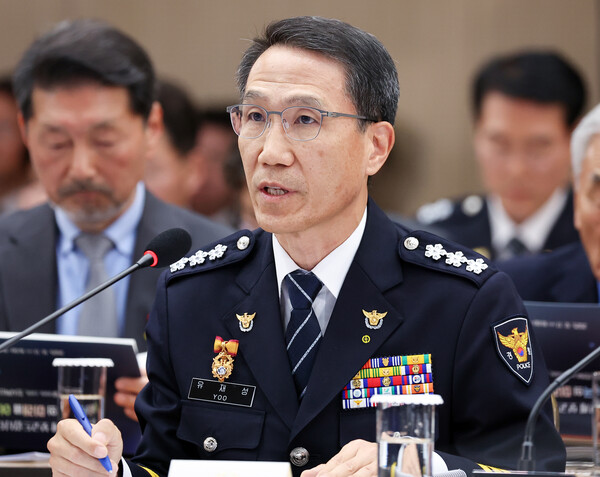 ▲ 유재성 경찰청장 직무대행이 17일 세종시 정부세종컨벤션센터에서 이재명 대통령에게 경찰청 업무보고를 하고 있다. (사진=대통령실통신사진기자단) /뉴시스