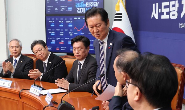 ▲ 정청래 더불어민주당 대표가 18일 오전 서울 여의도 국회에서 열린 시·도당지방선거기획단 연석회의에서 발언을 마치고 자리를 떠나고 있다. /뉴시스