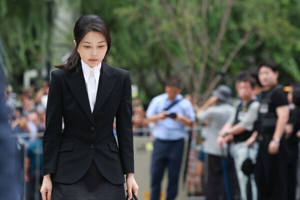 ▲ 도이치모터스 주가조작 연루 의혹 등을 받는 김건희 여사가 지난 8월 6일 오전 서울 종로구 김건희 특검팀(특별검사 민중기)사무실에 피의자 신분으로 소환되고 있다. /뉴시스