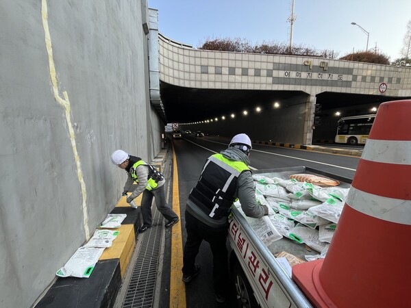 ▲ 이매지하차도에서 염화칼슘을 배치하고 있다.