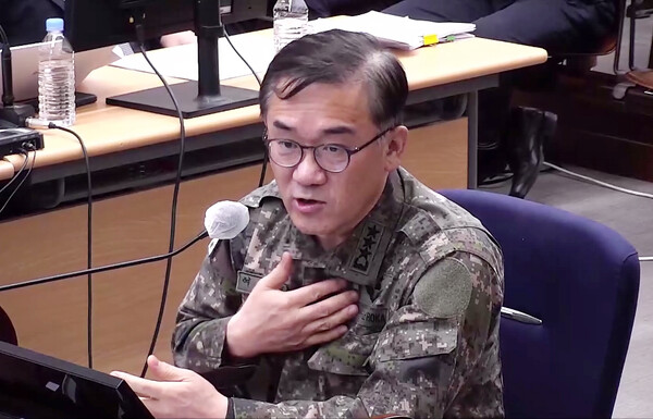 ▲ 여인형 전 국군방첩사령관이 24일 서울 서초구 서울중앙지방법원에서 열린 윤석열 전 대통령의 내란 우두머리 및 직권남용 권리행사 방해 혐의 사건 속행 공판에 증인으로 출석해 답변하고 있다. (사진=서울중앙지방법원 제공)