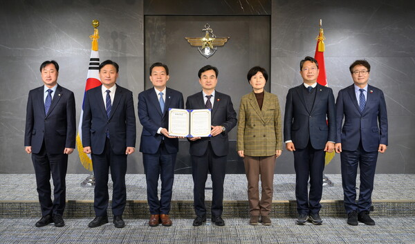 ▲ 이재준 수원시장(왼쪽 세 번째)과 수원 지역 국회의원 5명이 12월 8일 안규백 국방부장관(왼쪽 네 번째)에게 ‘수원 군 공항 이전의 국가전략 사업화를 위한 공동 건의문’을 전달한 후 함께하고 있다.