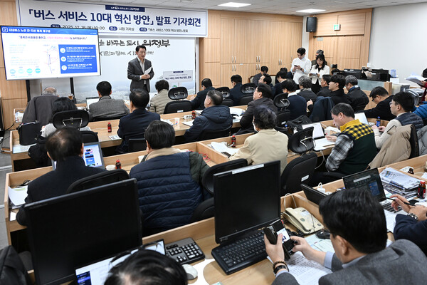 ▲ 김동근 시장이 12월 18일 시청 브리핑룸에서 ‘버스 서비스 10대 혁신 방안’을 발표하고 있다.