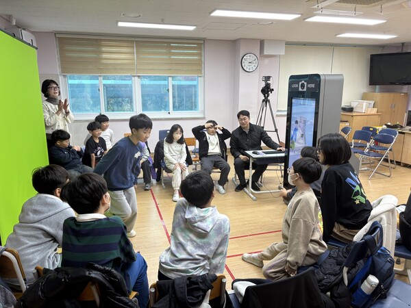 ▲ 용인시산업진흥원은 용인교육지원청 및 신월초등학교와 함께 늘봄학교를 연계하여 AR 및 XR 기술을 활용한 ‘숏폼 영상 크리에이터 아카데미’를 운영했다고 밝혔다.