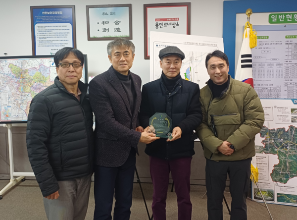 ▲ 감사패 전달사진.