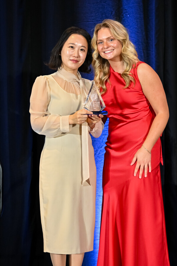 ▲ 글로벌 트래블러 테스티드 어워즈 수상 사진(왼쪽부터 경기관광공사 글로벌마케팅팀 이아란 과장, Megan Gragg, 글로벌 트레블러 Account Executive(영업담당)).