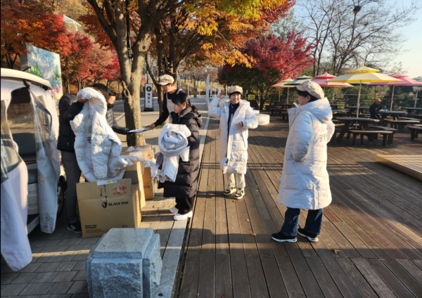 ▲ 광명동굴 혹한기 한랭질환 예방물품지급 및 교육 실시 모습.