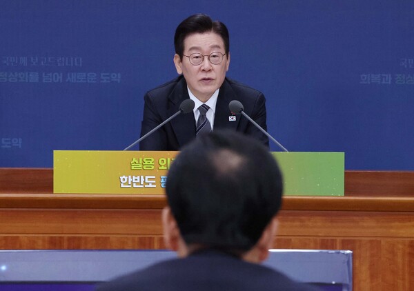 ▲ 이재명 대통령이 19일 서울 종로구 정부서울청사 별관에서 열린 외교부(재외동포청)·통일부 업무보고에서 정동영 통일부 장관에게 질문을 하고 있다. /뉴시스