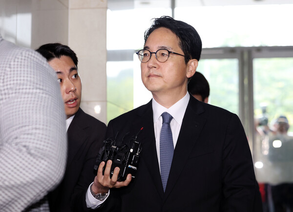 ▲ 심우정 전 검찰총장(전 법무부 차관)이 지난 9월 30일 오전 서울 서초구 순직해병 특검 사무실에 피의자 소환 조사를 받기 위해 출석하고 있다. /뉴시스