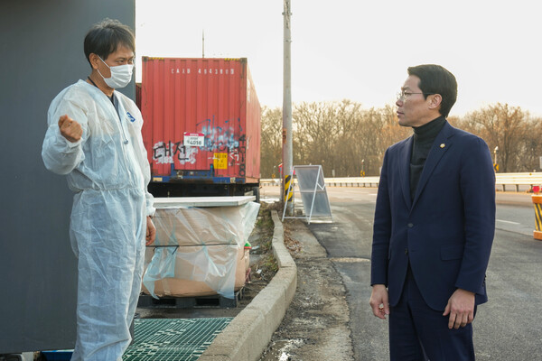 ▲ 포천시의회 임종훈 의장, 거점소독초소 근무자 위문 격려 모습.