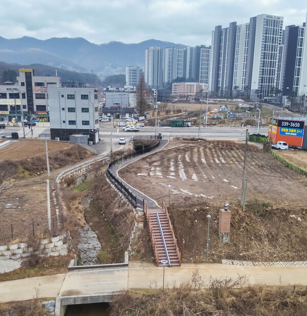 ▲ 모산소하천 산책로 전경.