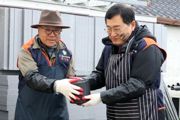 ▲ 주낙영 경주시장(사진 우측)이 지난해 12월 월성동에서 천년미래포럼 회원들과 함께 사랑나눔 연탄배달 봉사활동을 하고 있다.