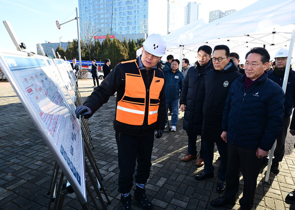 ▲ 유정복 인천광역시장이 22일 연수구 인천대입구역에서 GTX-B 사업 현장을 점검하고 있다.