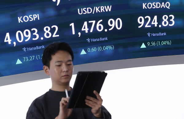 ▲ 서울 중구 하나은행 딜링룸에서 딜러들이 업무를 보고 있다. /뉴시스