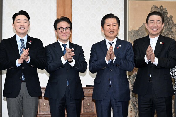 ▲ (왼쪽부터) 강훈식 대통령 비서실장, 김민석 국무총리, 정청래 더불어민주당 대표, 김병기 더불어민주당 원내대표가 제5차 고위당정협의회에 앞서 박수를 치고 있다. /뉴시스