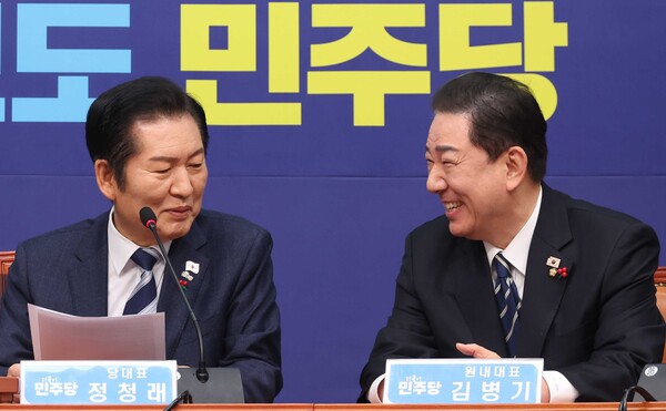 ▲ 정청래 더불어민주당 대표가 22일 오전 서울 여의도 국회에서 열린 최고위원회의에서 김병기 원내대표와 대화를 하고 있다. /뉴시스