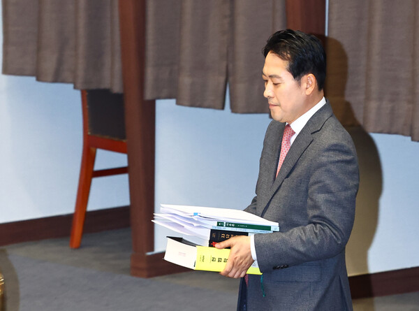 ▲ 헌법학 책 들고 필리버스터 위해 이동하는 장동혁. /뉴시스