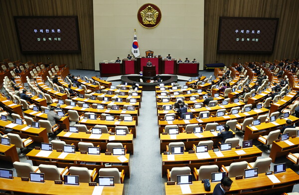▲ 장동혁 국민의힘 대표가 22일 오전 서울 여의도 국회에서 열린 본회의에서 12·3 윤석열 비상계엄 등에 대한 전담재판부 설치 및 제보자 보호 등에 관한 특별법에 대한 무제한토론(필리버스터)을 하고 있다. /뉴시스