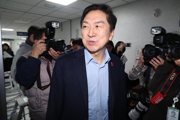 ▲ 김기현 국민의힘 의원이 지난 17일 오전 서울 여의도 국회 의원회관 사무실로 들어가고 있다. 이날 김건희 여사의 '로저비비에 가방 수수 의혹'을 수사하는 민중기 특별검사팀은 김 의원의 성동구 자택, 의원실에 수사관 등을 보내 압수수색을 하고 있다. /뉴시스