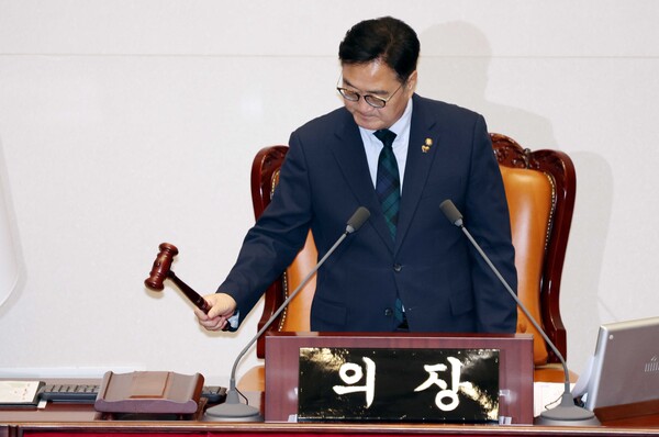 ▲ 우원식 국회의장이 13일 오후 서울 여의도 국회에서 열린 본회의에서 은행법 일부개정법률안에 대한 수정안 가결을 선언하고 있다. /뉴시스