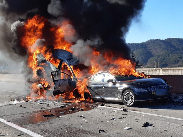 ▲ 22일 오전 10시28분께 전남 무안군 서해안 고속도로 상행선 몽탄2터널 출구에서 승용차·SUV 등 차량 7대가 잇따라 추돌했다. (사진=전남소방본부 제공)