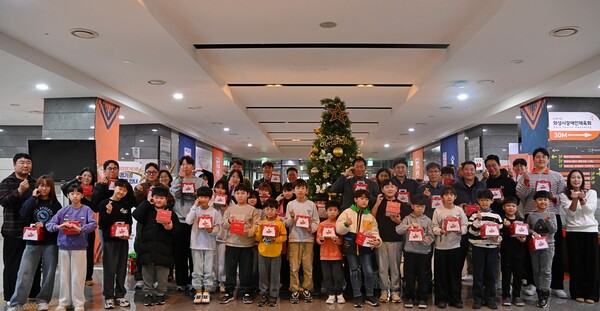 ▲ ‘사랑의 케이크, 함께하는 연말’ 사회공헌활동 단체 사진.