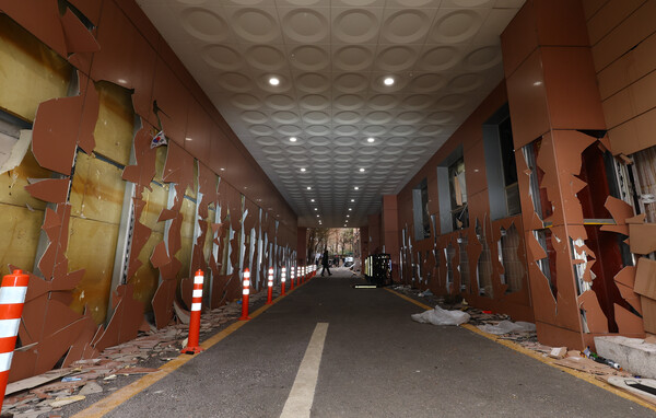 ▲ 지난 1월 19일 윤석열 지지자들의 폭력 사태가 벌어진 서울 마포구 서울서부지방법원의 외벽과 유리창이 파손돼 있다. /뉴시스