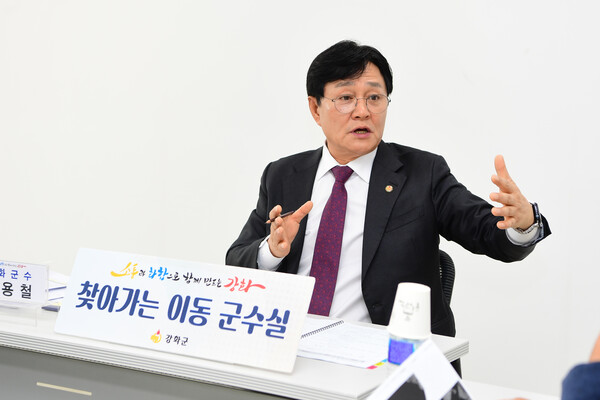 ▲ ‘찾아가는 이동군수실’ 운영하는 박용철 강화군수.