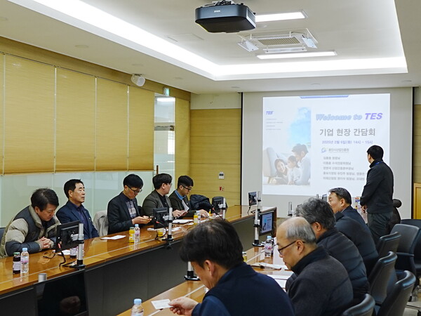 ▲ 테스 임직원들과 간담회를 추진하고 있다.